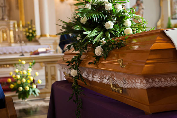 Caz tulburător în Vaslui! Se pregăteau de înmormântare, dar, când au intrat în biserică şi au văzut sicriul, oamenii au înlemnit