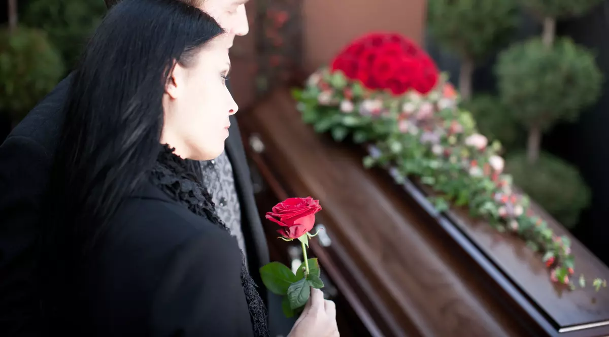 O mamă a publicat imagini cu fiul ei în sicriu și a stârnit revoltă în mediul online! Toată lumea s-a îngrozit