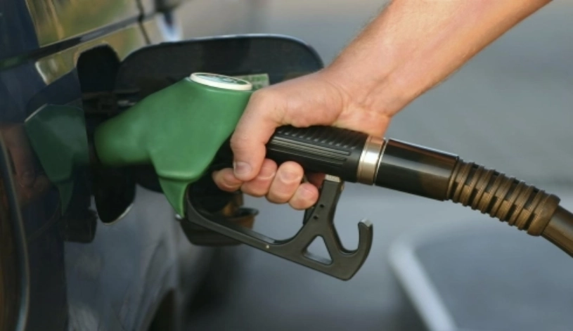 Greșeala pe care o fac toți șoferii la pompă! Posesorii auto pierd bani fără să știe! 