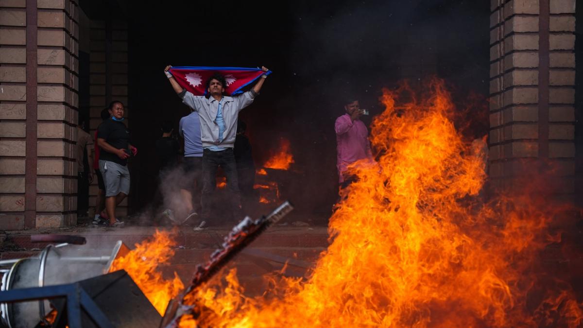 Soția unui prim-ministru a murit! A fost arsă de vie în casă de protestatarii furioși