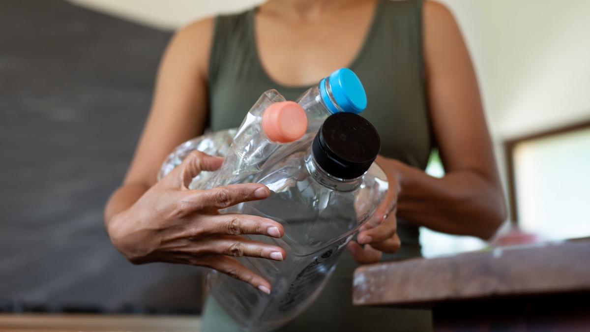 Atenție, români! Sticlele mai multor companii nu mai pot fi reciclate! 