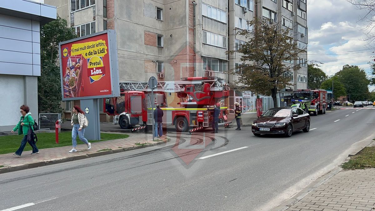 Pericol pe strada Vasile Lupu din Iași! Pompierii au intervenit de urgență după ce bucăți de tencuială au căzut peste mașini parcate