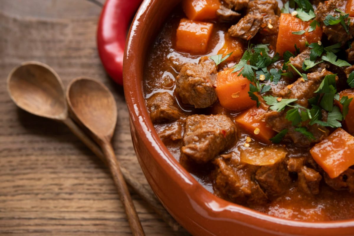 Tocăniță de porc cu ceapă și ardei – Rețetă simplă și delicioasă, ce merită cu siguranță încercată