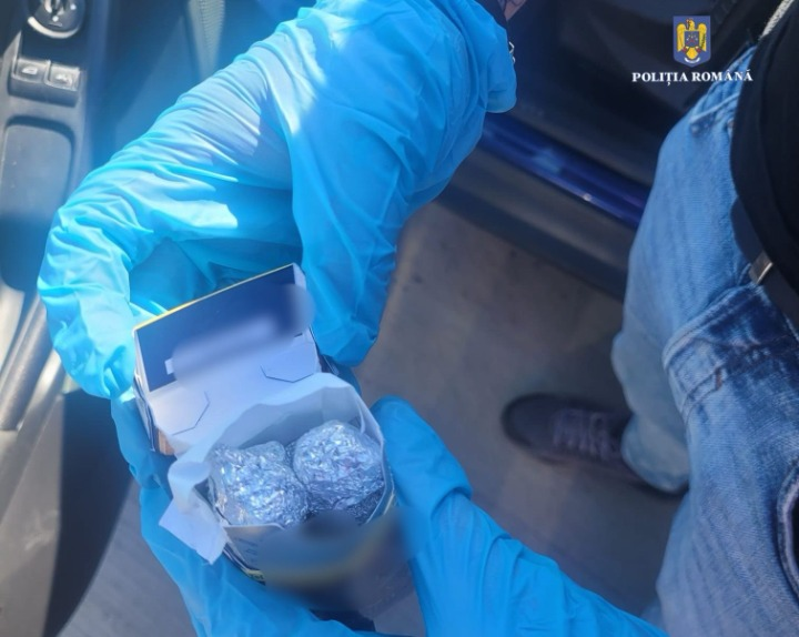 Rețea de trafic de droguri de mare risc destructurată la Iași! Cocaină, arme și sume mari de bani, descoperite în urma perchezițiilor