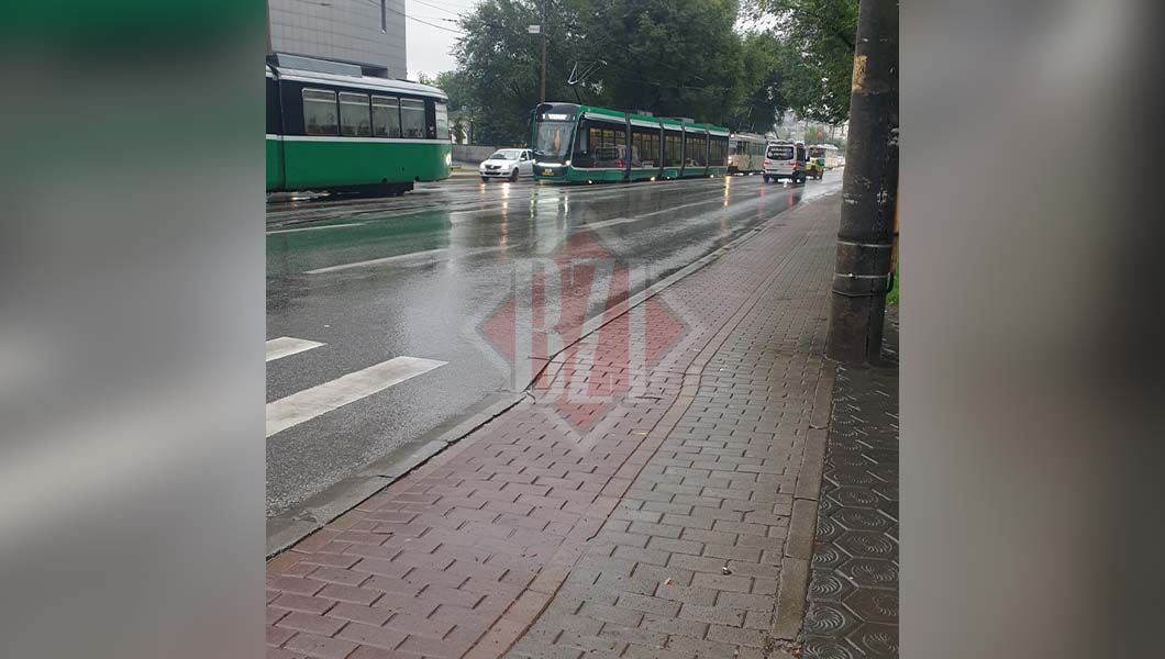 Circulația tramvaielor, blocată în Târgu Cucu după defectarea unui vagon vechi – UPDATE