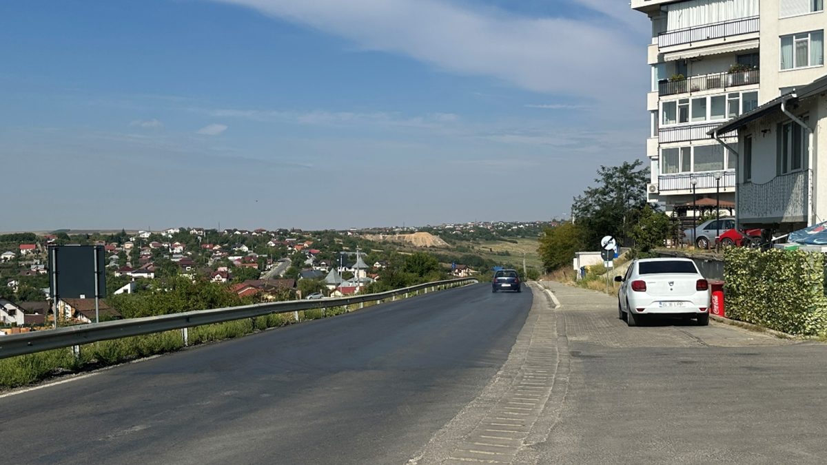 Acesta este locul unde s-au îngropat milioane de lei. Șefii de la drumuri județene nu reușesc să repare o porțiune de 50 de metri: „Nu avem nicio soluție”