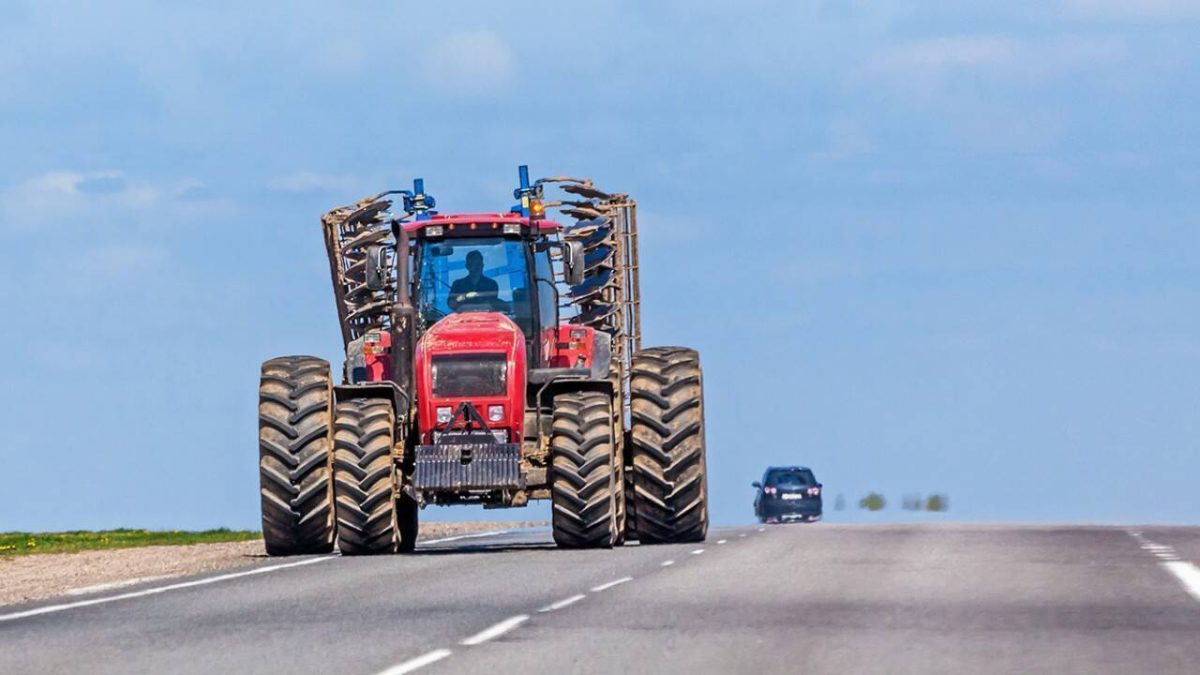 Legea pentru fermierii care circulă, pe drumurile publice, cu tractoare a fost aprobată. Agricultor din Iași: „E binevenită această schimbare”