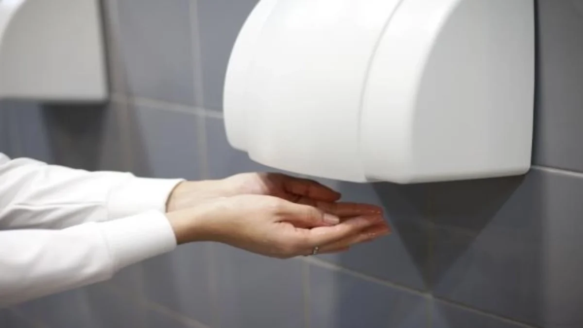 Avertisment pentru părinți! Uscătoarele de mâini din școli pot crește riscul de îmbolnăvire