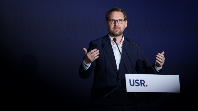 Studiu: USR este pe primul loc la manipularea algoritmilor pe social-media! Fabrică de troli