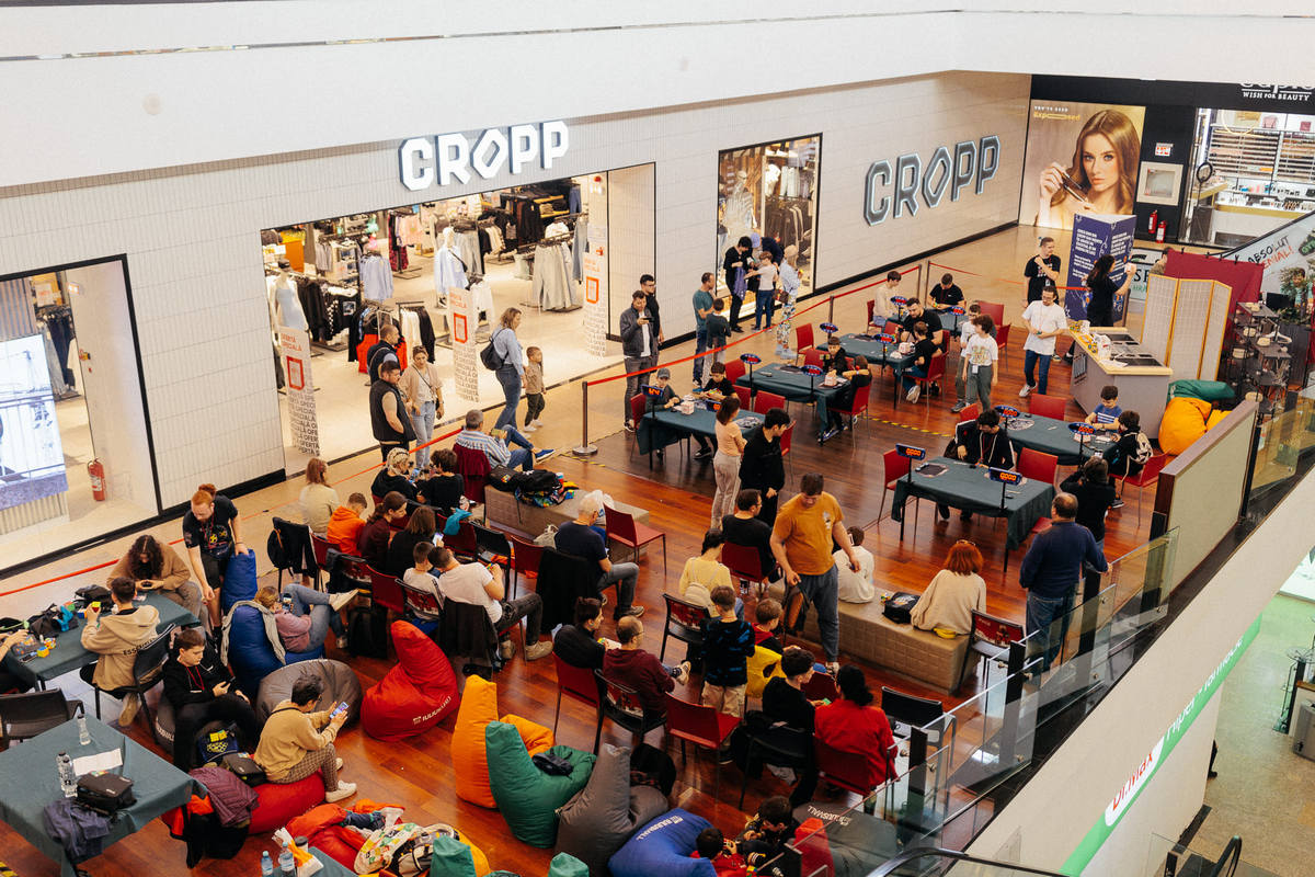 Răsucește, rotește și rezolvă! O nouă ediție a concursului de cub rubik are loc sâmbătă în Iulius Mall Iași   