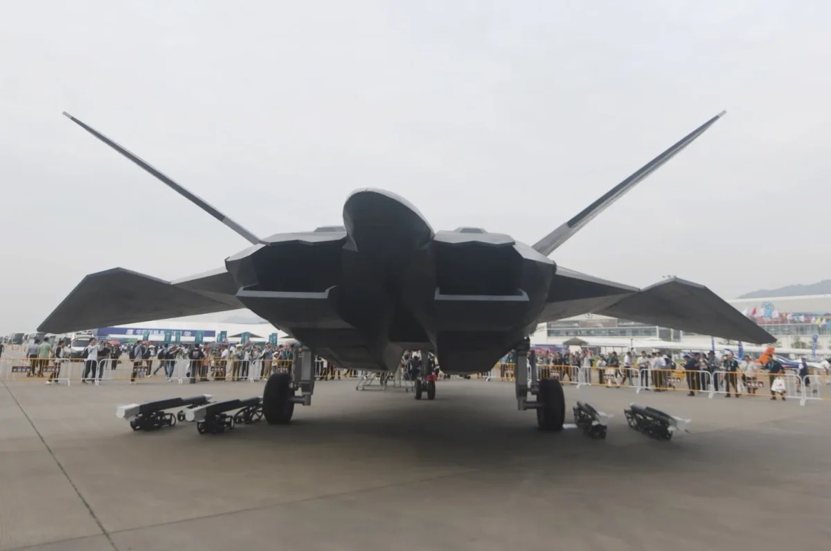 China prezintă misteriosul avion de vânătoare supersonic „Împăratul Alb”, capabil să lanseze „arme din spațiu”