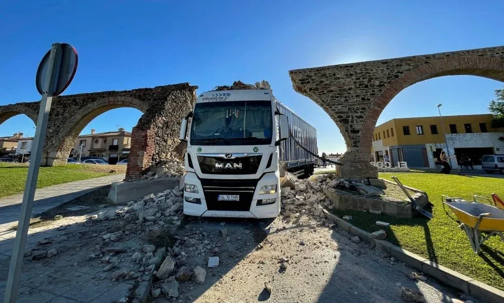 Un român a provocat un dezastru în Spania: a lovit cu TIR-ul o arcadă istorică veche de 300 de ani