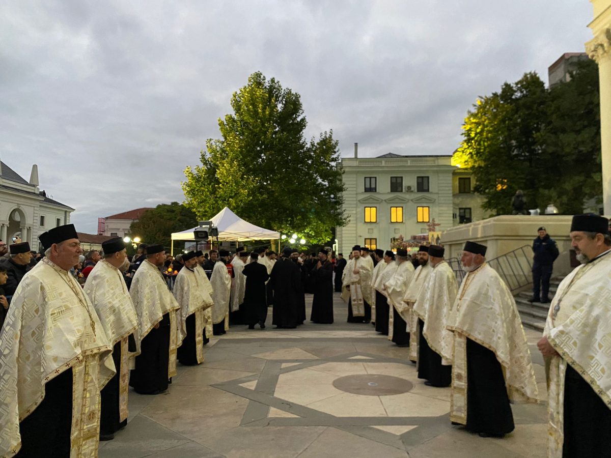 Mii de pelerini iau parte procesiunea Calea Sfinților