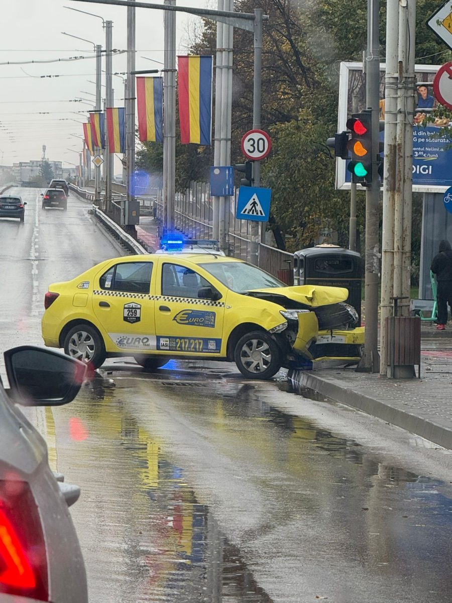 Accident rutier în Podu Roș! Un taxi a intrat într-un stâlp