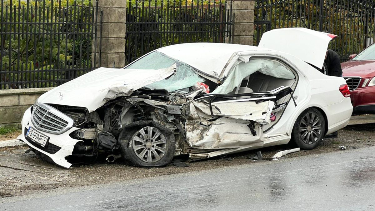 Așa arată un Mercedes E-Class, după un impact violent cu un camion. O tânără șoferiță a scăpat ca prin minune cu viața din accidentul rutier de la Grajduri