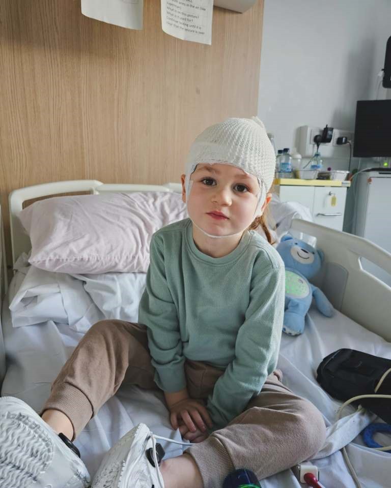 Coșmarul unui băiețelul de 5 ani, care suferă de o formă rară de epilepsie! Are până la 300 de crize pe zi, iar trupul i se pliază în două ca și cum ar fi posedat