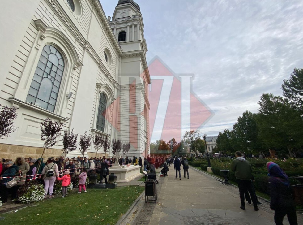 Sute de persoane așteaptă la rând să se închine la moaștele Sfintei Cuvioase Parascheva