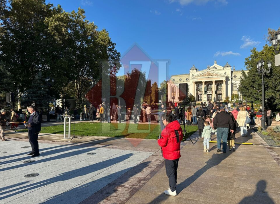 Esplanada din fața Teatrului Național din Iași a fost inaugurată. Sute de oameni s-au adunat în parc