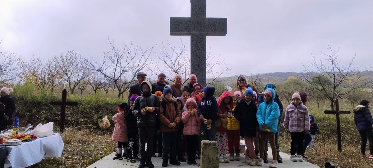 Localnici, elevi, cadre didactice și militari au participat la o activitate comemorativă la Cimitirul Militar din Schitu Duca