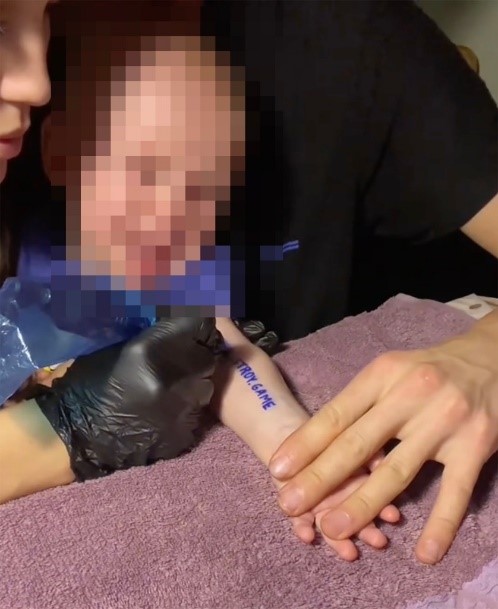 Caz revoltător! Doi părinți și-au tatuat copilul de un an pentru a câștiga un apartament
