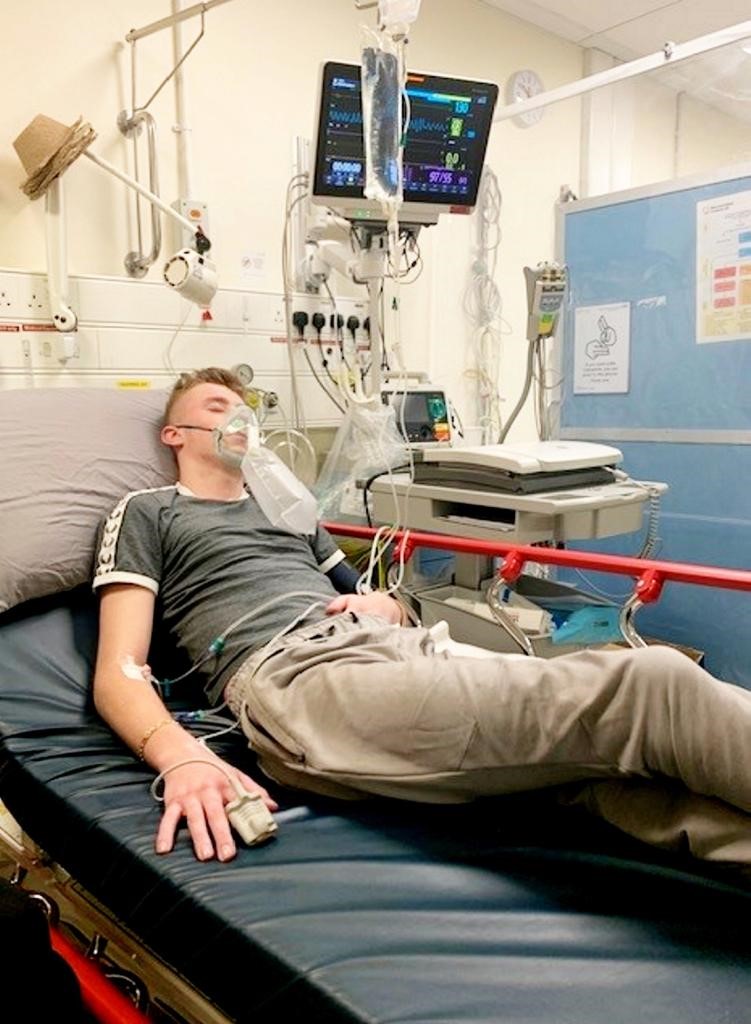 Tânăr perfect sănătos, rămas fără ambele picioare după un caz grav de sepsis! A fost operat cu două zile înainte de a împlini 21 de ani