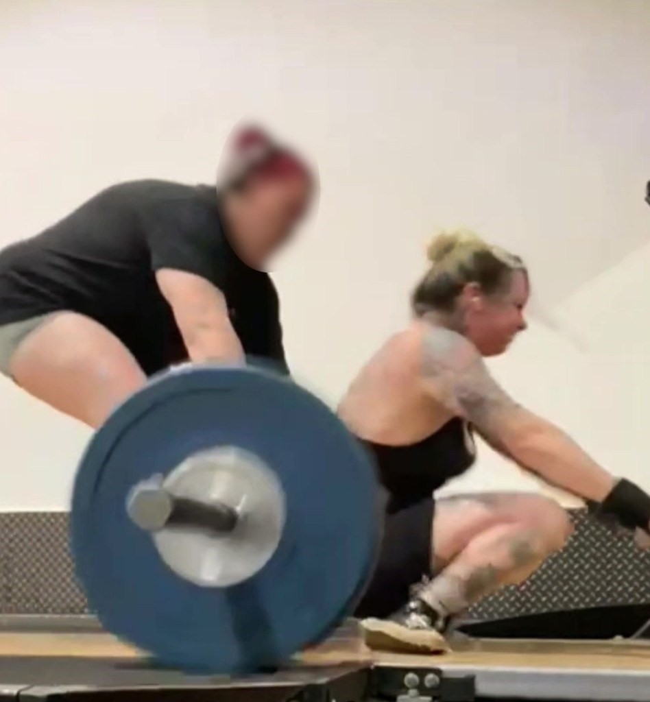 Accident groaznic într-o sală de sport! O femeie și-a rupt ambele glezne în timp ce făcea genuflexiuni