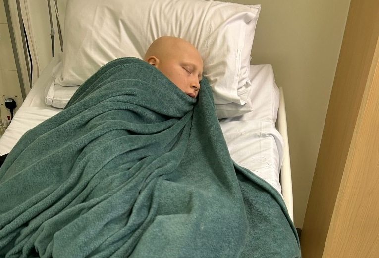 Durerea sfâșietoare a unei mame! Fiul ei a fost diagnosticat cu cancer în stadiul 4