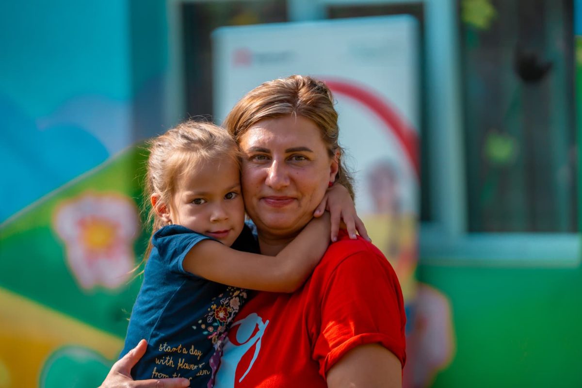 Numărul mamelor plecate la muncă în străinătate, dublu față de tați! Peste jumătate dintre părinții din România lipsesc o treime din viața copiilor lor