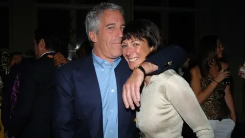 Fără scăpare: Curtea Supremă respinge apelul complicei lui Jeffrey Epstein