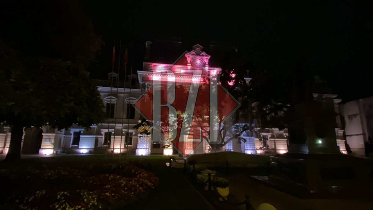 Palatul Roznovanu este iluminat în roz cu prilejul Zilei Mondiale de Lupta Împotriva Cancerului Mamar