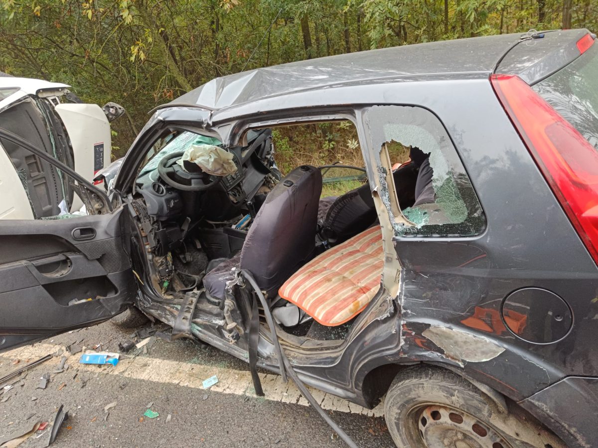 Accident rutier pe DN 24, în localitatea Secuia. Au fost implicate două autoturisme.  Unul dintre ele este înmatriculat în Iași