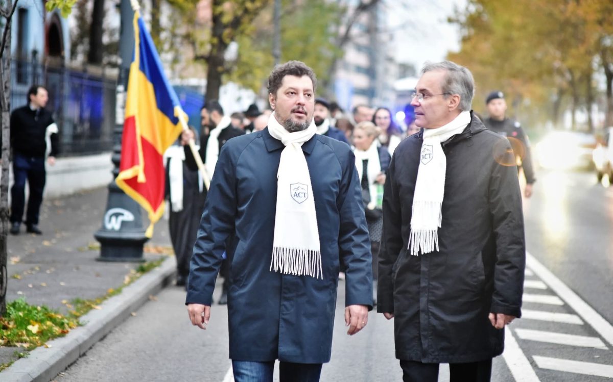 Președintele (membru în Parlamentul European) Partidului Acțiunea Conservatoare Claudiu Târziu și europarlamentarul român Șerban Dimitrie Sturdza la Sfințirea Catedralei Neamului