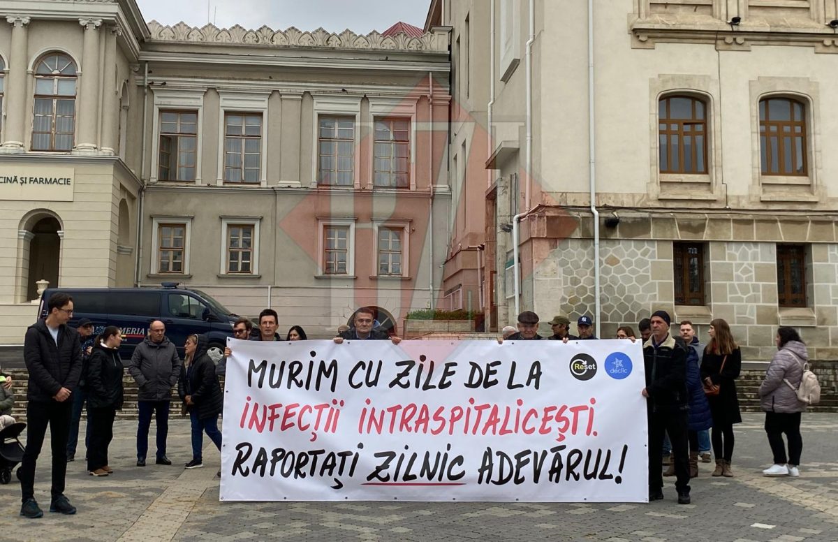 Peste 100 de ieșeni s-au strâns in Piata Națiunii pentru a aprinde lumânări in memoria celor 7 copii morți din cauza infecțiilor nosocomiale