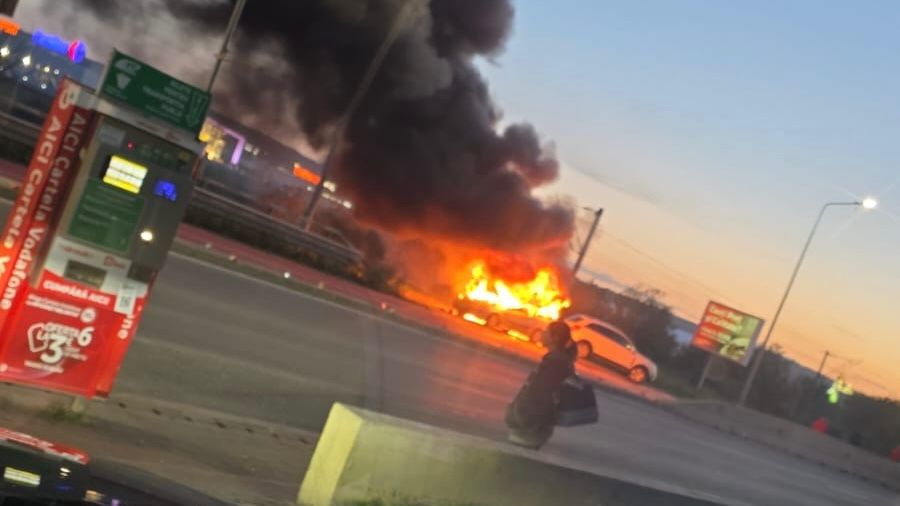 Incendiu în Păcurari. Un autoturism a fost cuprins de flăcări