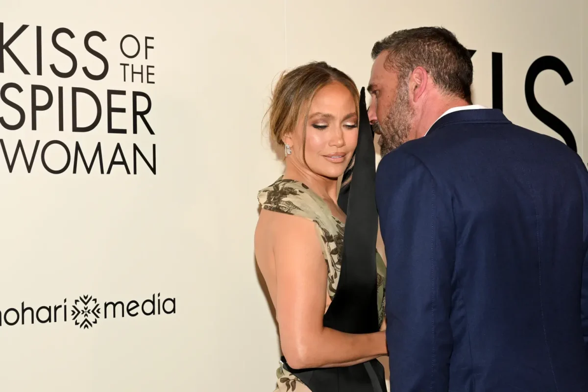 Jennifer Lopez și Ben Affleck, din nou împreună? Momentul care a încins premiera filmului „Kiss of the Spider Woman”