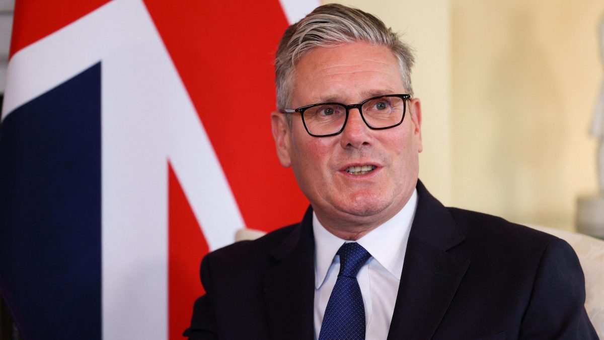Un român, judecat în Marea Britanie după ce a incendiat casa premierului Keir Starmer! A fost suspect de acte teroriste