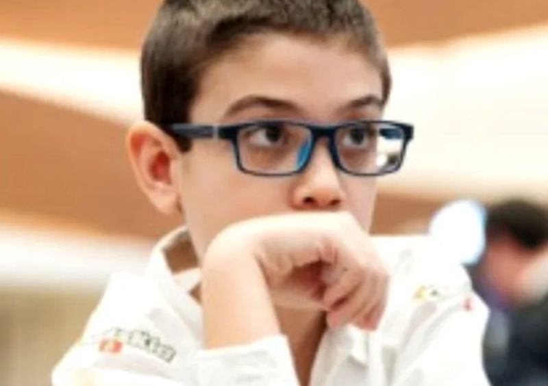 România are un nou geniu în formare! La doar 9 ani, Luca Protopopescu a făcut senzație, înfruntând simultan 12 adversari la șah