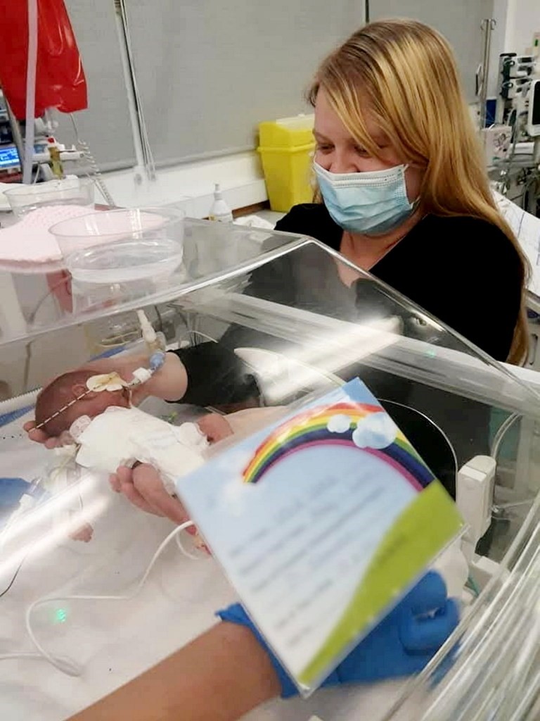 Durere fără margini! O mamă a fost lăsată să nască singură într-un spital, iar fetița ei a murit la doar trei luni