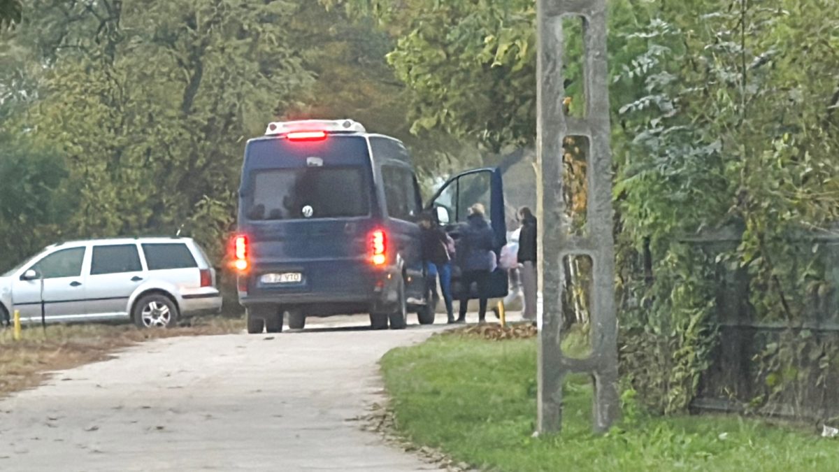 Într-o comună din Iași, zeci de copii sunt înghesuiți într-un microbuz de 16 locuri. Directorul unității de învățământ fuge, iar primarul dă vina pe lipsa resurselor: „Ne cară ca pe animale”