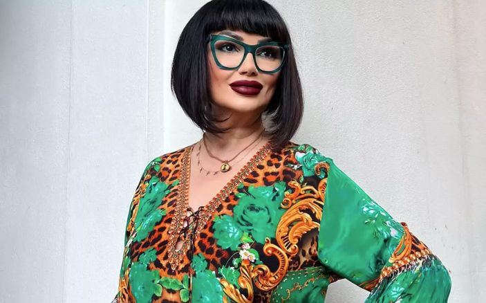 Cum a putut veni îmbrăcată Ozana Barabancea la sfințirea Catedralei Mântuirii Neamului! Pelerinii s-au uitat urât la ea!