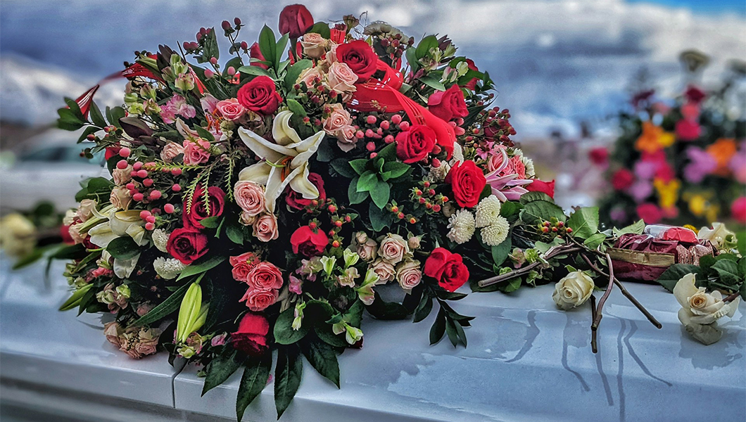 Importanța florilor funerare la înmormântări: cum te ajută o firmă de servicii funerare? (P)