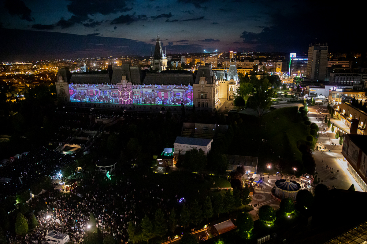 Artă digitală pe Palatul Culturii. Sâmbătă, în grădina Palas are loc competiţia internaţională de video mapping Light Up Festival, urmată de un concert live by Delia