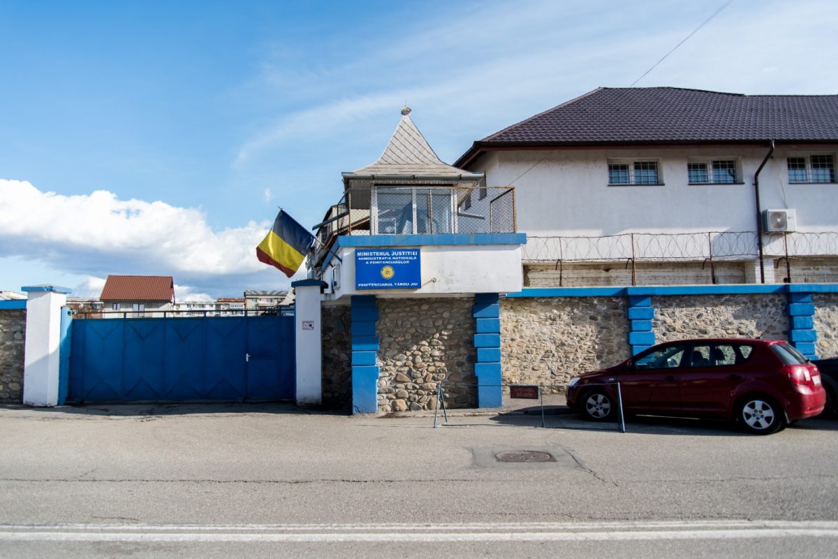 Un deținut din Târgu Jiu și-a redus ilegal pedeapsa după ce a spart sistemul informatic al penitenciarului