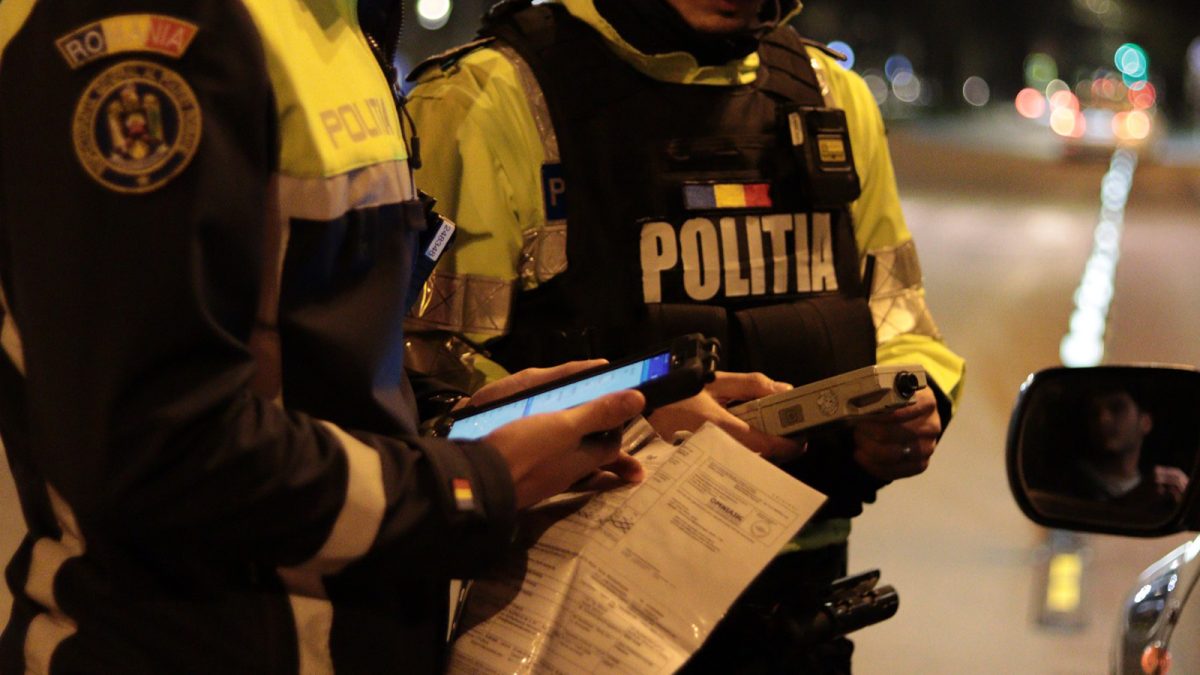 Sute de șoferi au fost opriți în trafic, de către polițiștii rutieri. Iată ce au căutat oamenii legii