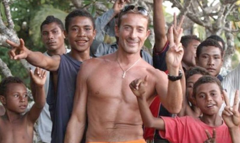 Radu Mazăre, pe lux și opulență în Madagascar! Surprins tolănit pe canapea, în compania unor lemuri! – GALERIE FOTO