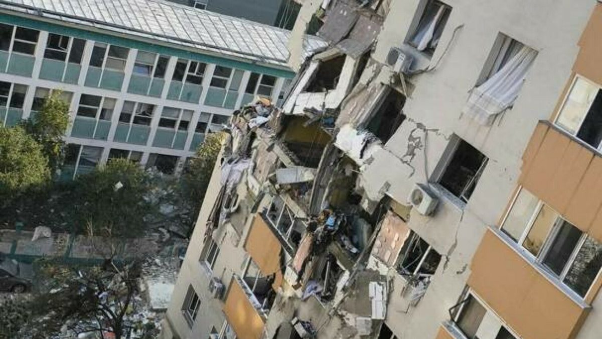 Trei suspecți, reținuți după explozia devastatoare din Rahova! Procurorii cer arestarea preventivă