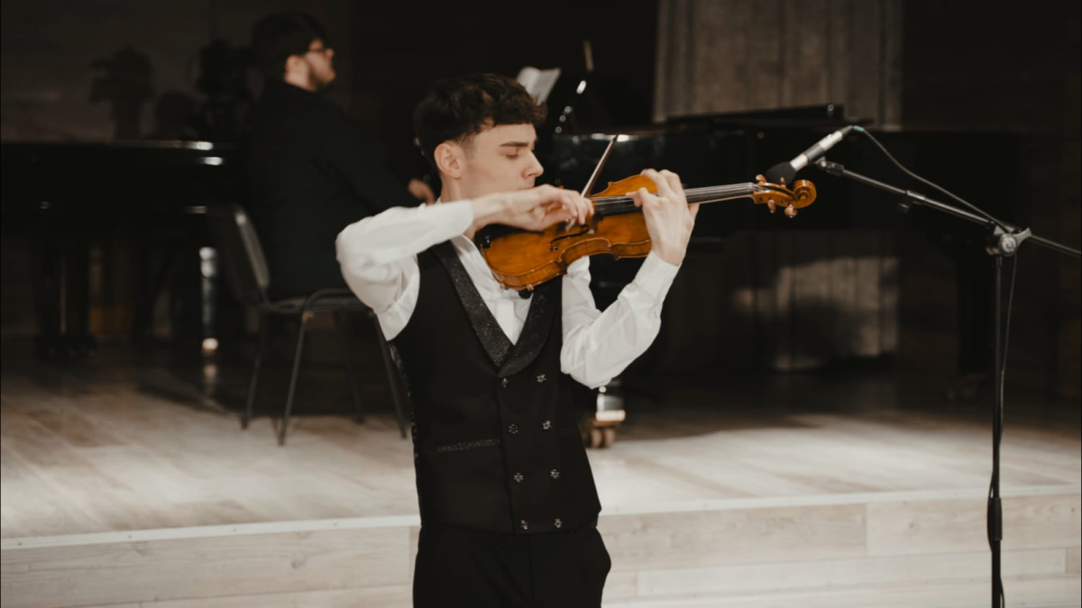 Un tânăr violonist din Iași a fost admis la una dintre cele mai prestigioase școli de muzică din Europa: „Încă simt că visez, am muncit mult”