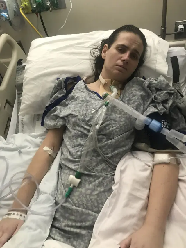 O petrecere s-a transformat într-un coșmar! O tânără a suferit un accident la piscină ce i-a schimbat toată viața!