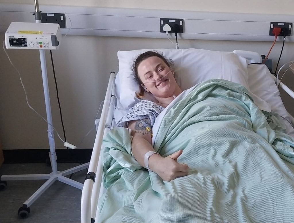 Medicii i-au ignorat semnele bolii spunând că exagerează! O tânără a fost la un pas de moarte din cauza durerilor de spate