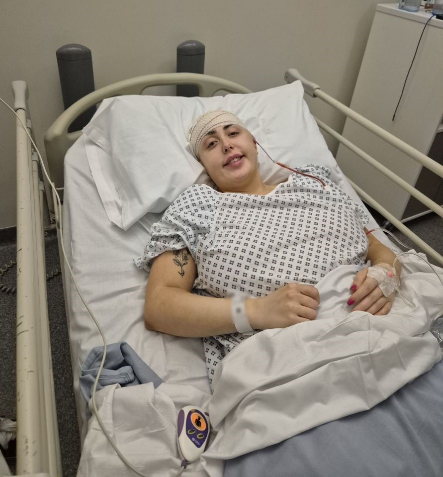 Accident grav după consuml excesiv de alcool! O tânără și-a pierdut jumătate din craniu după o cădere pe scări